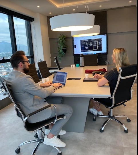 Equipe V2W trabalhando no escritório